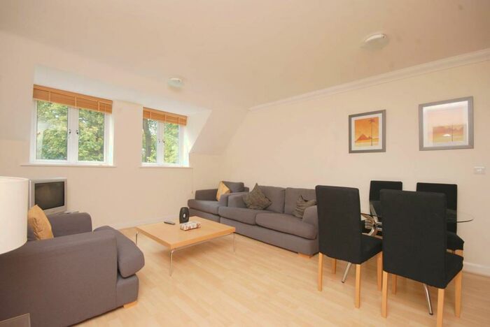 2 Bedroom Flat To Rent In Heathside Crescent, Woking, GU22