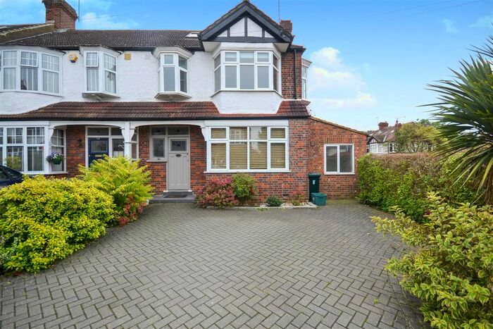 3 Bedroom Property To Rent In Meadow Close, London SW20