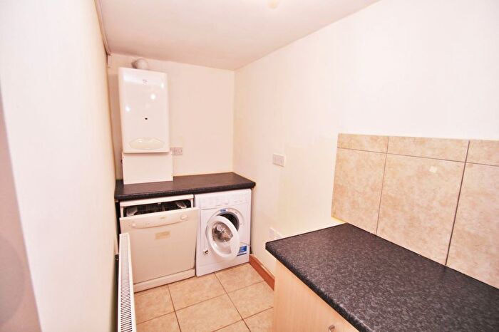 Studio To Rent In Tudor Road, Hayes, UB3