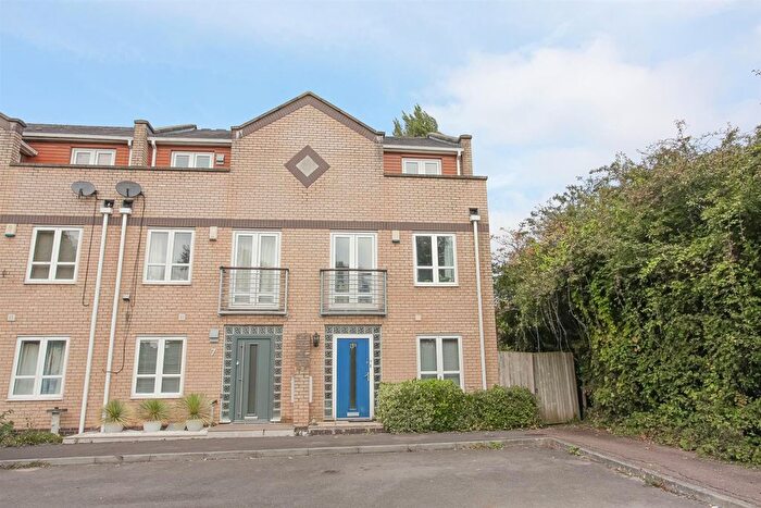 3 Bedroom Town House To Rent In Wren Way, Bicester, OX26