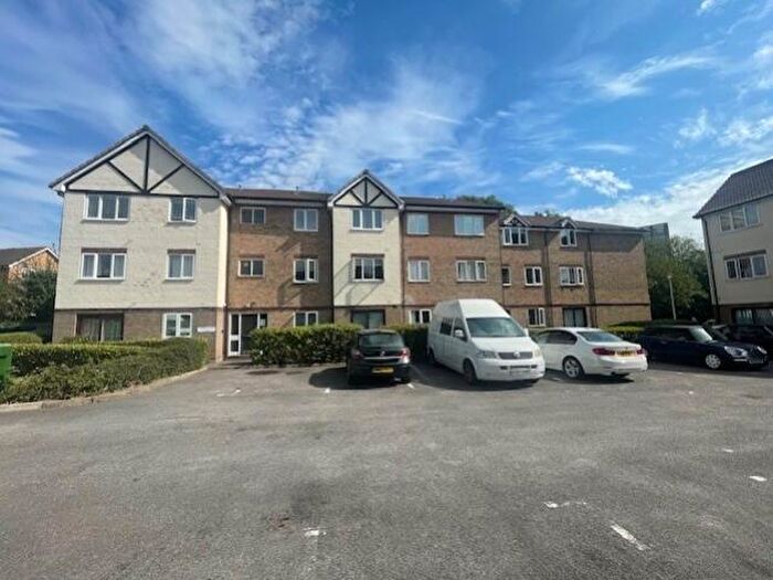 Apartment To Rent In Lapwing Court, NW9