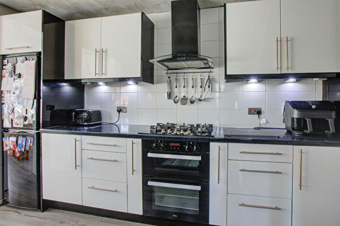 3 Bedroom Semi-Detached House For Sale In Wells Avenue, Chadderton, Oldham, OL9