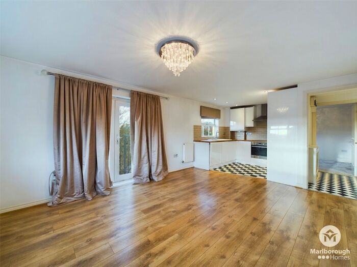 2 Bedroom Flat To Rent In Tomswood Hill, Chigwell, Essex, IG6