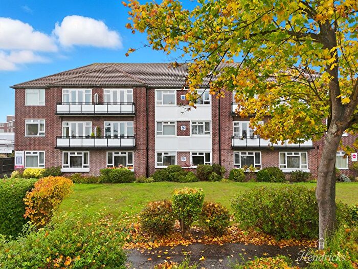 3 Bedroom Flat For Sale In Imperial Avenue, Westcliff-On-Sea, SS0