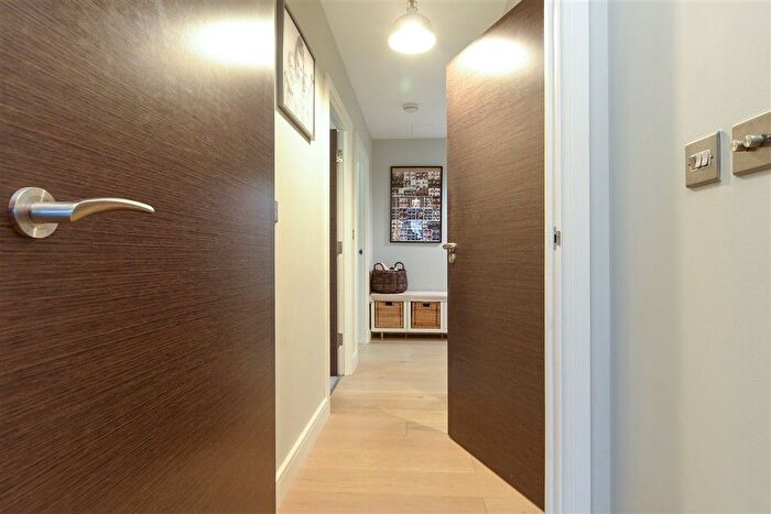 2 Bedroom Flat For Sale In High Street, Dorking, Surrey, RH4