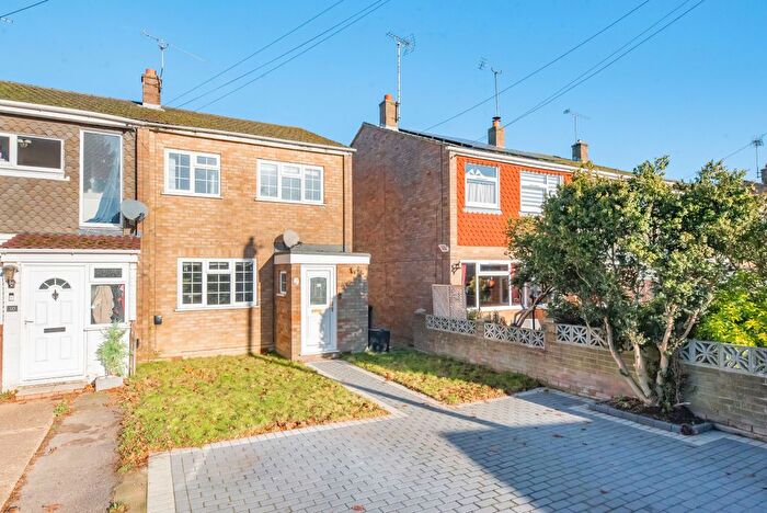 3 Bedroom End Of Terrace House For Sale In School Lane, Yateley, Hampshire, GU46