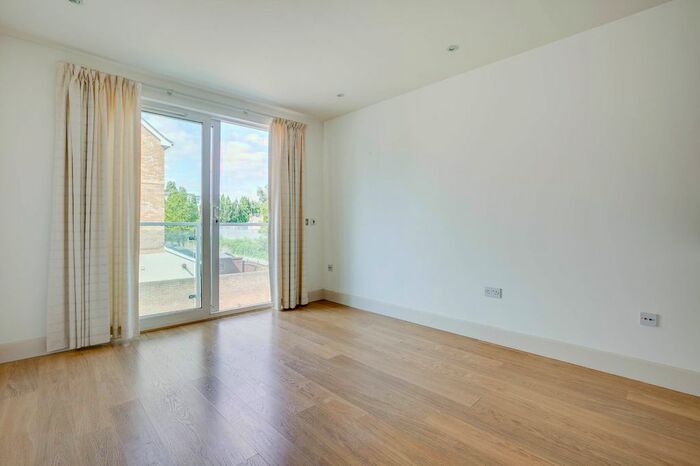 2 Bedroom Flat To Rent In Saffron House, Woodman Mews, Richmond, Surrey, TW9