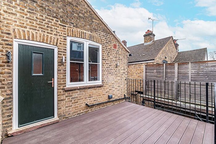 2 Bedroom Flat For Sale In Upper Richmond Road, London, SW15