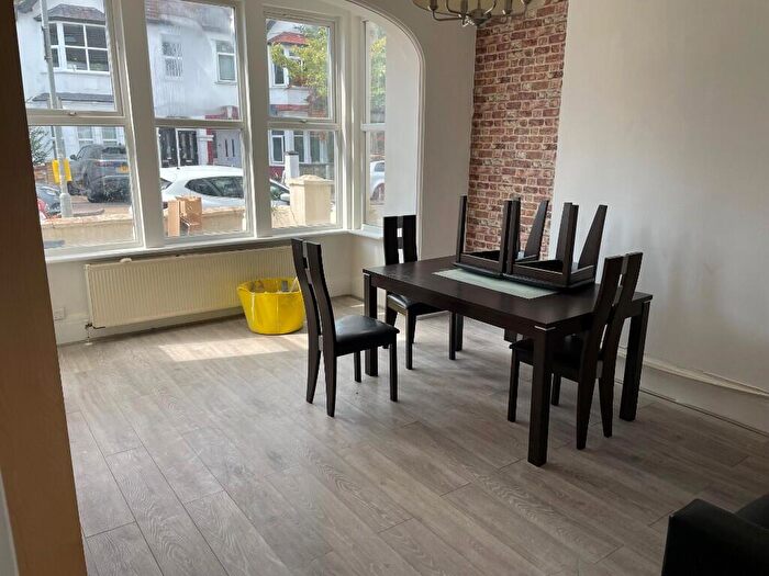 2 Bedroom Flat To Rent In Brightwell Avenue, Westcliff-On-Sea, Essex, SS0