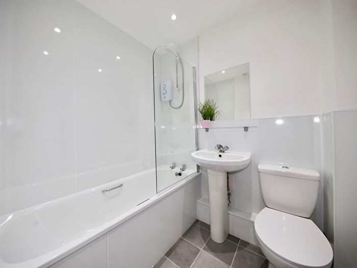 2 Bedroom Flat To Rent In Mid Road, Dundee, DD3