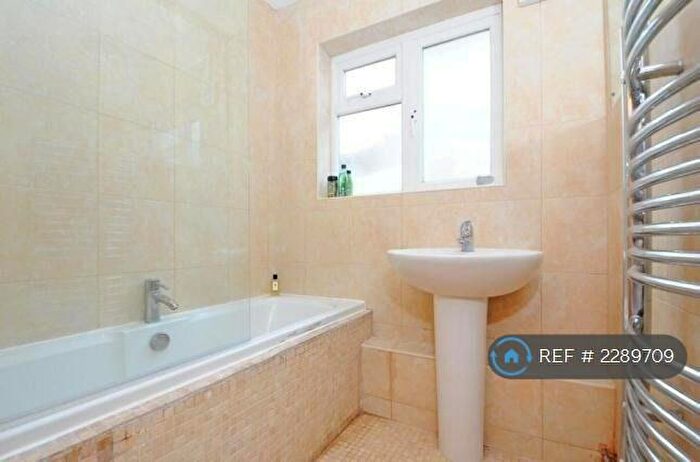 2 Bedroom Flat To Rent In Durham Rd, Bromley, BR2