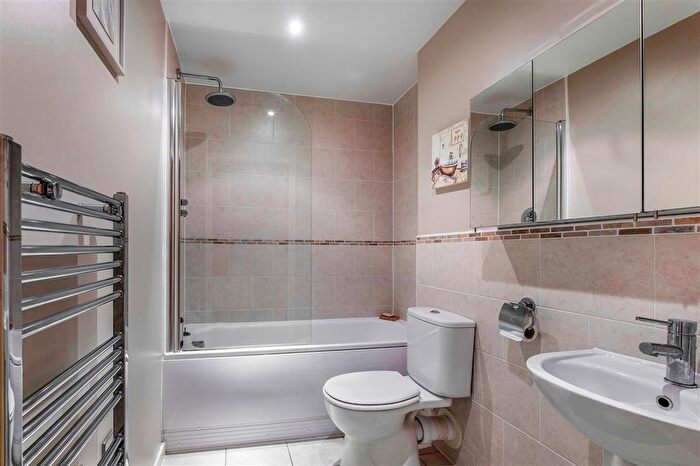 2 Bedroom Apartment To Rent In South Quay, Kings Road, Swansea, SA1