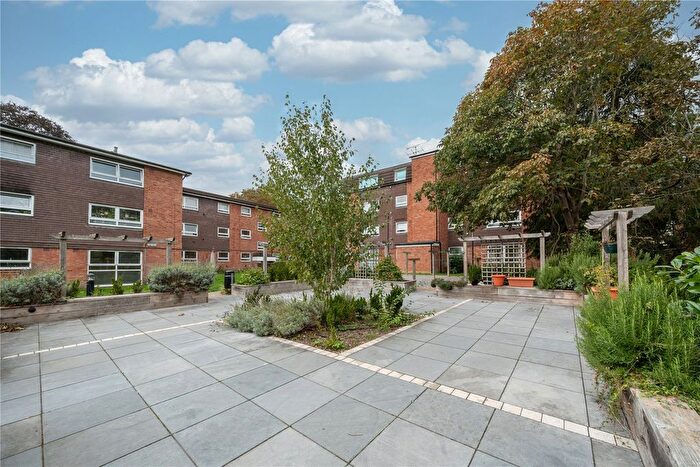 2 Bedroom Flat For Sale In Addlestone, Surrey, KT15