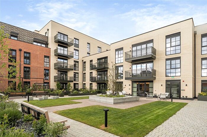 2 Bedroom Flat For Sale In Tea Tree House, Botanical Gardens, West Byfleet, KT14