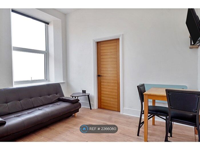1 Bedroom Flat To Rent In Tudor House, Brighouse, HD6