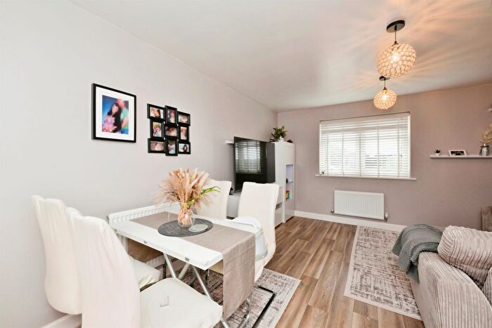 2 Bedroom Flat For Sale In Fieldfare Way, Harlow, CM17