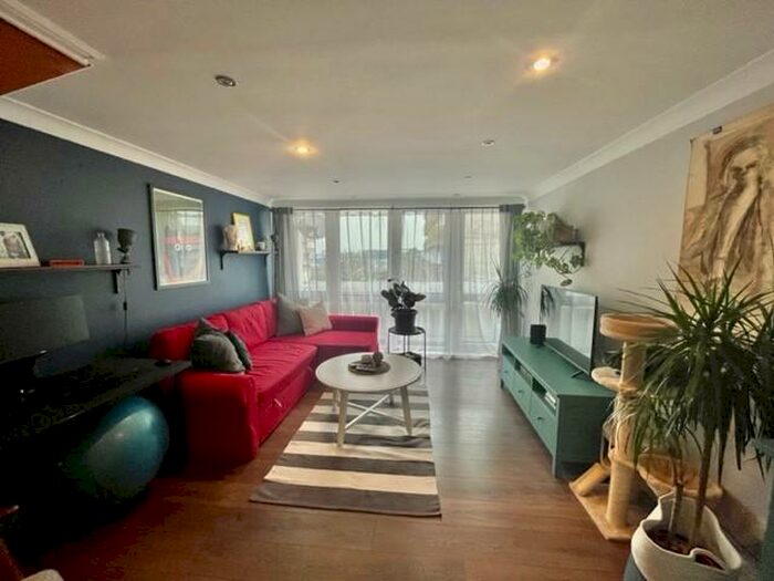 2 Bedroom Maisonette To Rent In Commercial Road, Southampton, SO15