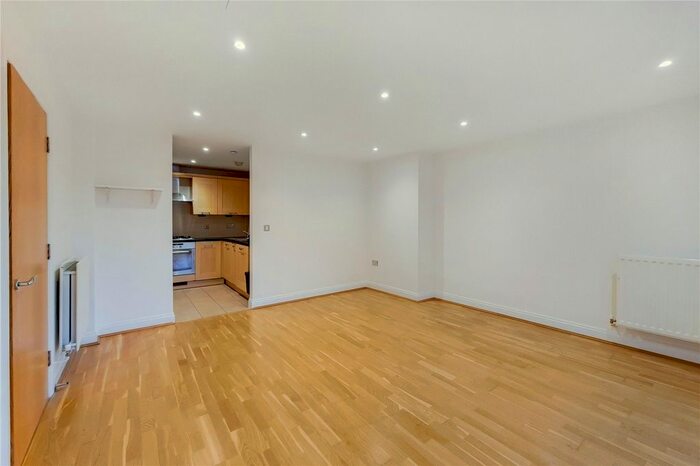 2 Bedroom Flat To Rent In Pembroke House, 71 Kings Avenue, London SW4