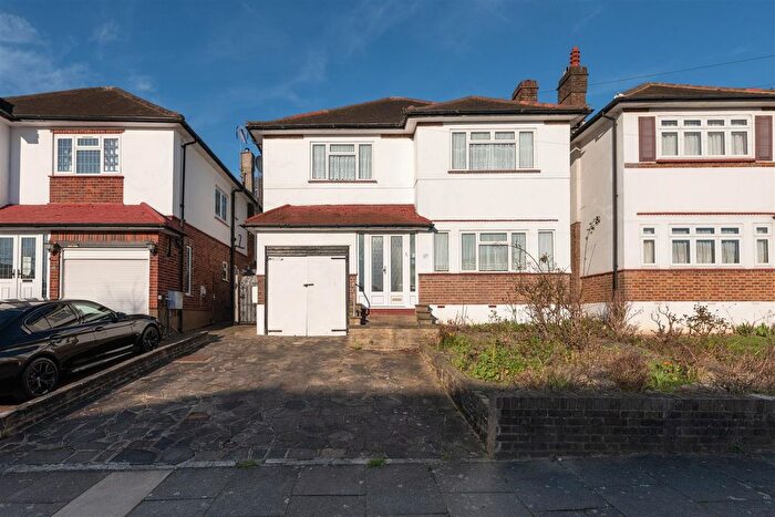 4 Bedroom Detached House For Sale In Manor Drive, Southgate, London, N14