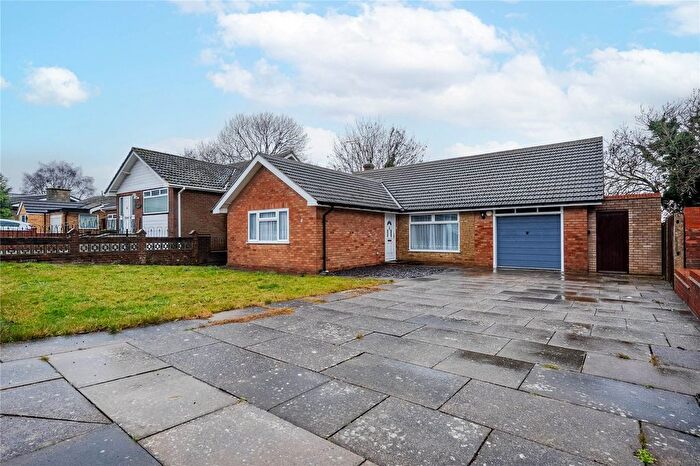 2 Bedroom Bungalow For Sale In Furness Avenue, Dunstable, Bedfordshire, LU6