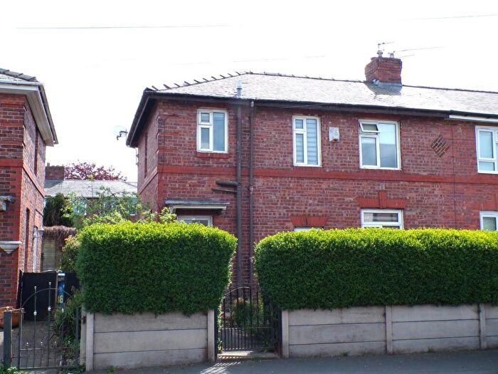3 Bedroom Semi-Detached House For Sale In Brierley Avenue, Failsworth, Manchester, M35