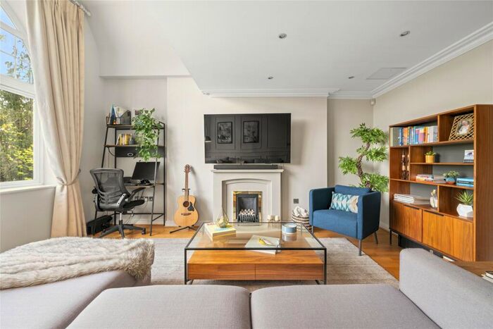 2 Bedroom Flat For Sale In Queens Road, Weybridge, Surrey, KT13