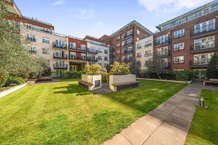 2 Bedroom Flat For Sale In Dartmouth House, Kingston, Kingston Upon Thames, KT2