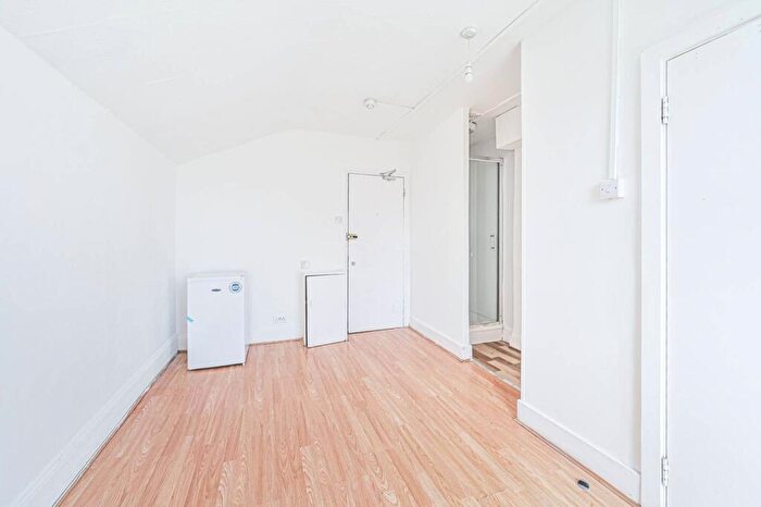 Studio To Rent In Dyne Road, Kilburn, London, NW6