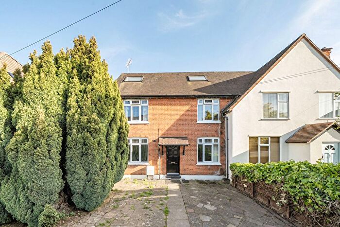 Maisonette To Rent In Almond Avenue, Ealing, London, W5
