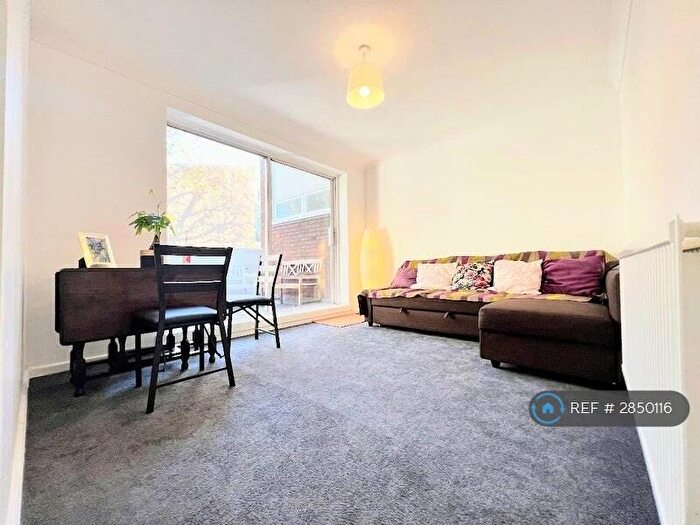 4 Bedroom Flat To Rent In Kingfisher Court, London, SW11