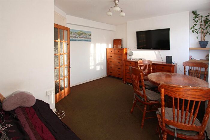 2 Bedroom Flat For Sale In Armfield Crescent, Mitcham, CR4