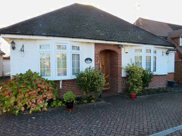 3 Bedroom Bungalow To Rent In Watford Road, St Albans, AL2