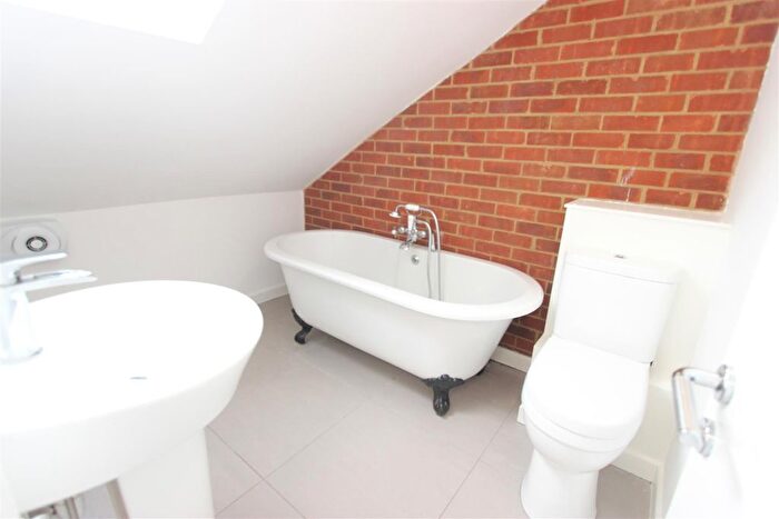 4 Bedroom End Terrace House To Rent In Foxmead Close, Enfield, EN2