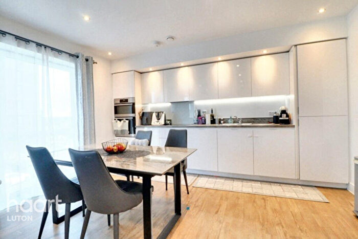 2 Bedroom Flat For Sale In Stirling Drive, Luton, LU2