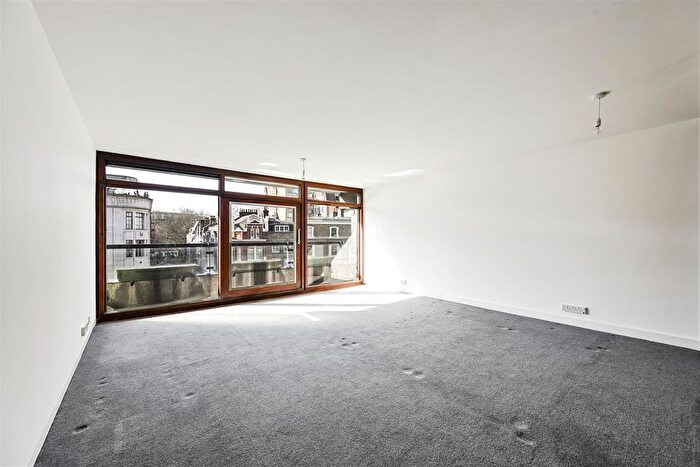 Studio For Sale In John Trundle Court, Barbican, London, EC2Y