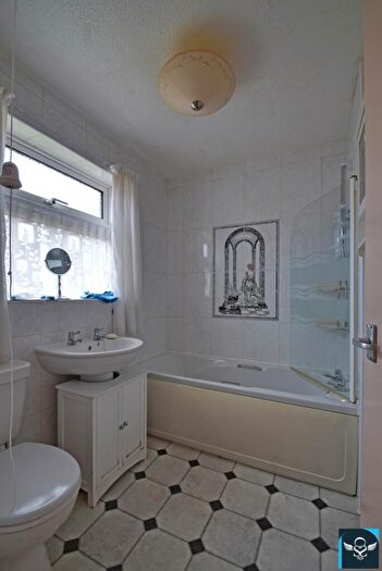 3 Bedroom Town House For Sale In Aylesbury Walk, Burnley, BB10