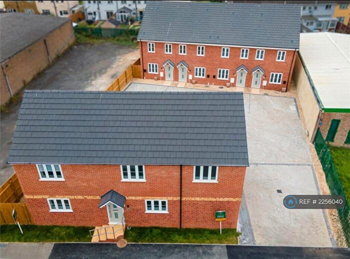 3 Bedroom Terraced House To Rent In Horsham Road, Swindon, SN3