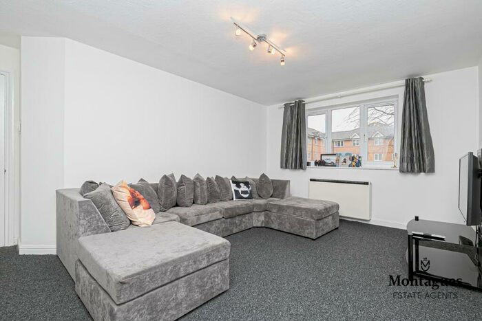 1 Bedroom Flat To Rent In Centre Drive, Epping, CM16