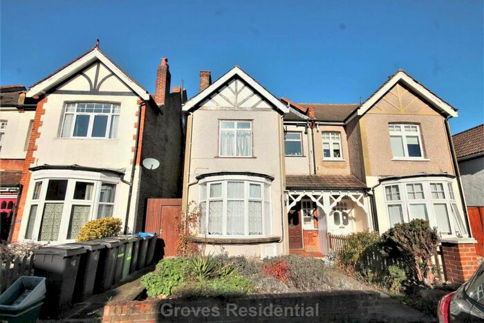 2 Bedroom Flat To Rent In Lime Grove, New Malden, KT3