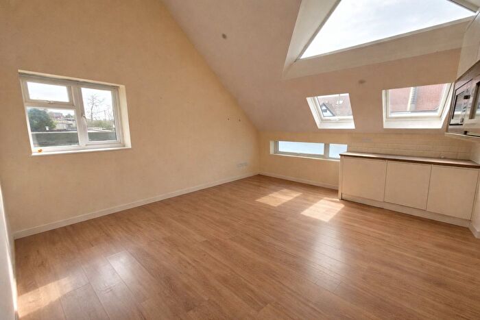 1 Bedroom Maisonette To Rent In Hale Lane, Mill Hill, NW7