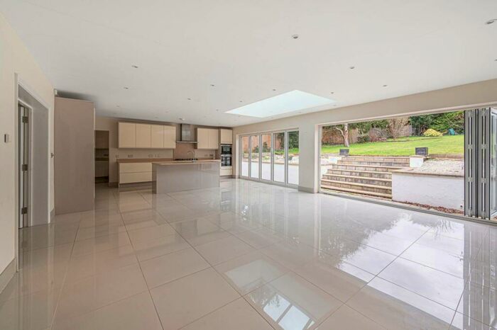 5 Bedroom Detached House To Rent In Park Road, Barnet, EN4