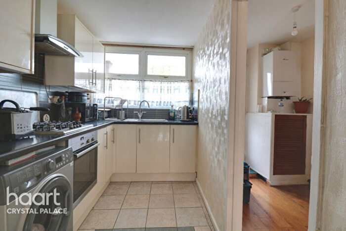 2 Bedroom Flat For Sale In Sylvan Road, London, SE19