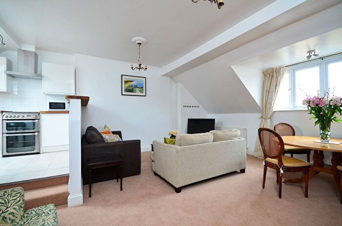 2 Bedroom Flat To Rent In Warwick Road, Ealing, London, W5