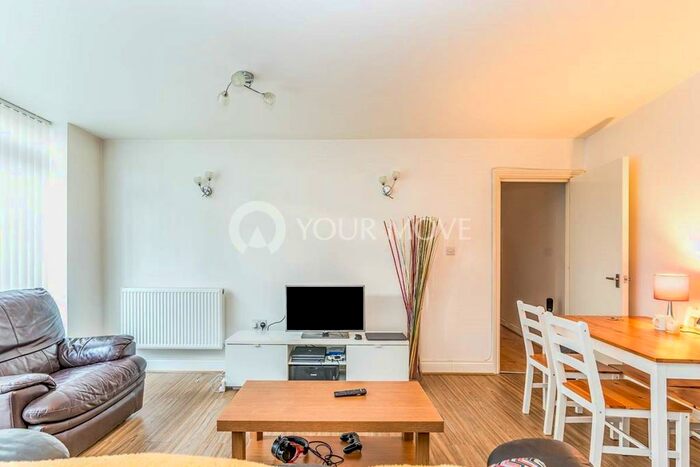 2 Bedroom Flat To Rent In Balmoral Road, Gillingham, Kent, ME7