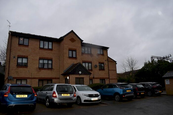 Studio To Rent In Fielders Close, Enfield EN1