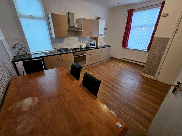 3 Bedroom Flat To Rent In Town Street, Armley, Leeds, LS12