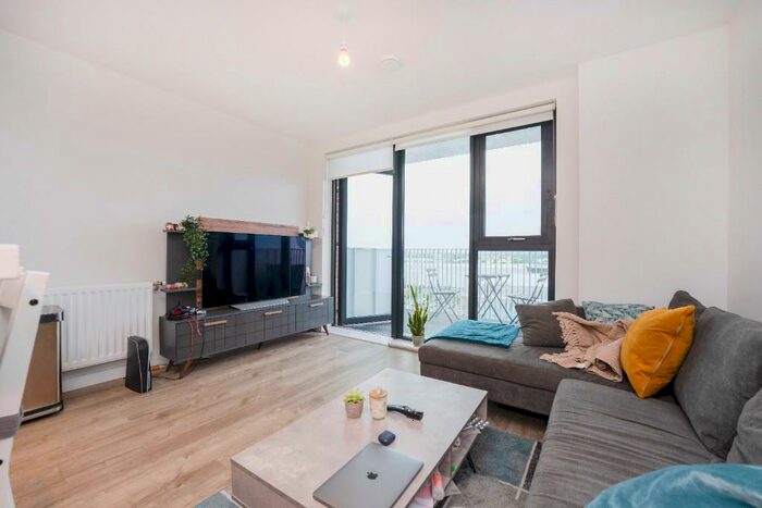 2 Bedroom Apartment To Rent In Lakeside Drive, London, NW10