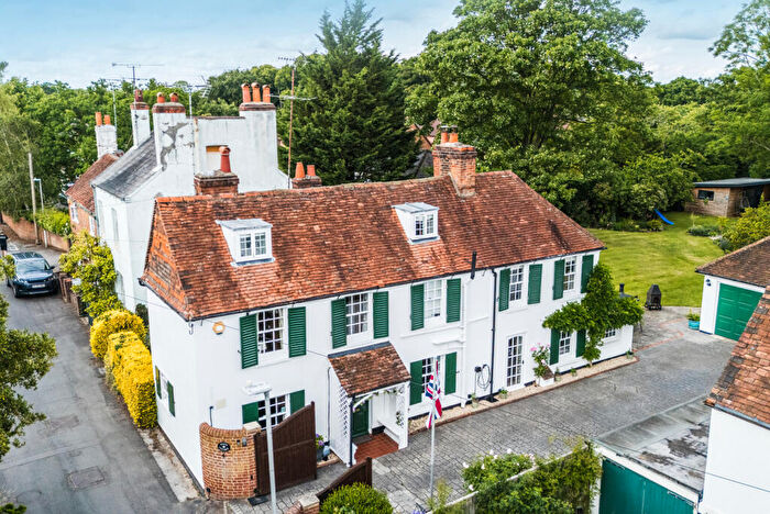 5 Bedroom Semi Detached House For Sale In Surley Row, Emmer Green, Reading, Berkshire, RG4