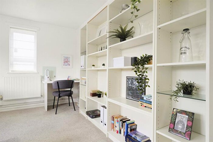 1 Bedroom Flat For Sale In Donnington Road, Willesden, London, NW10