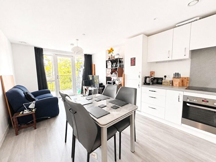 2 Bedroom Flat For Sale In Adenmore Road, London, SE6